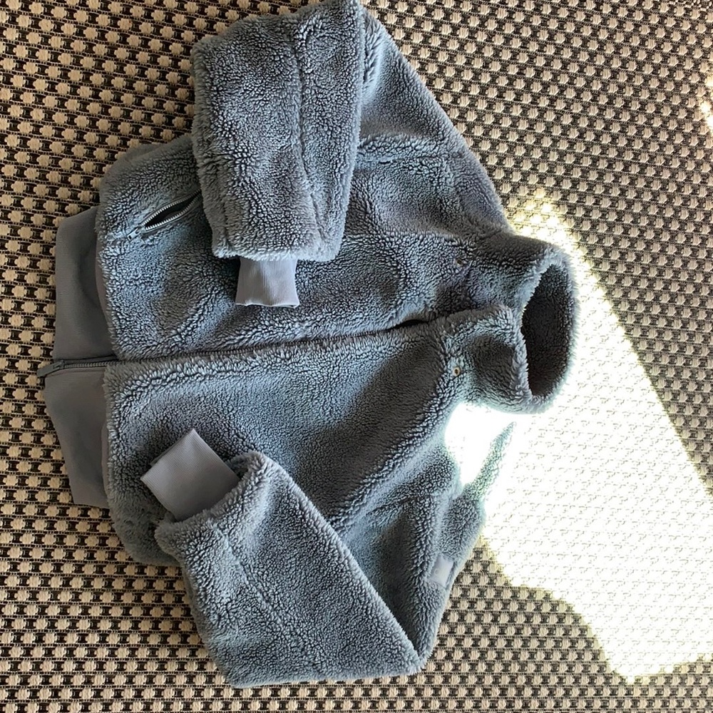 Alo fuzzy coat - size medium - comfy and adorable - like new